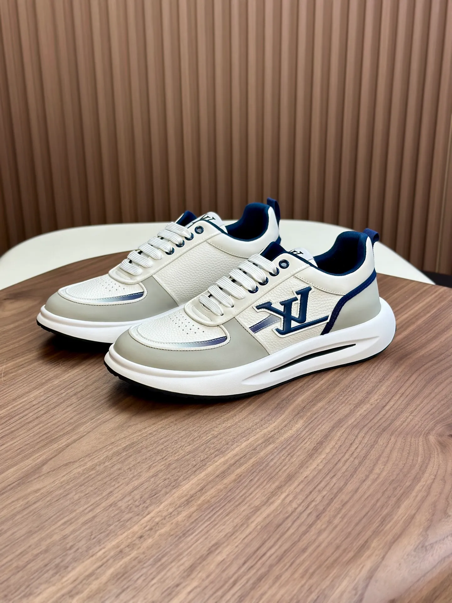 Men's shoes💰780 Lv 🔍Top purchasing agent🇮🇹 Louis Vuitton, the sports sneaker counter is synchronized, the uppers are imported from Italy, high-quality splicing colorful and complex crafts, the imported mesh padding is soft and comfortable, soles: original soles specially provided by the original factory, T men's men's shoes 💰U exclusive movable molded soles are super comfortable, original factory and single goods, 🔍🔍high quality, you can enter and leave the counter at will, welcome to compare, code number 38-44 (customized 45)